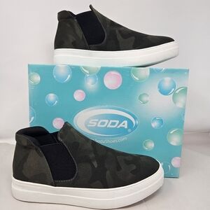 Soda Sneaker Womens Sz 9 Woods Chelsea Camo Pull On Hi-top casual comfort